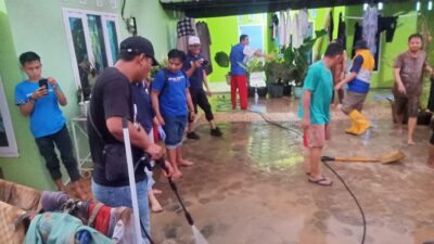KNPI Lampung dan RPL Bantu Bersihkan Rumah Warga Korban Banjir