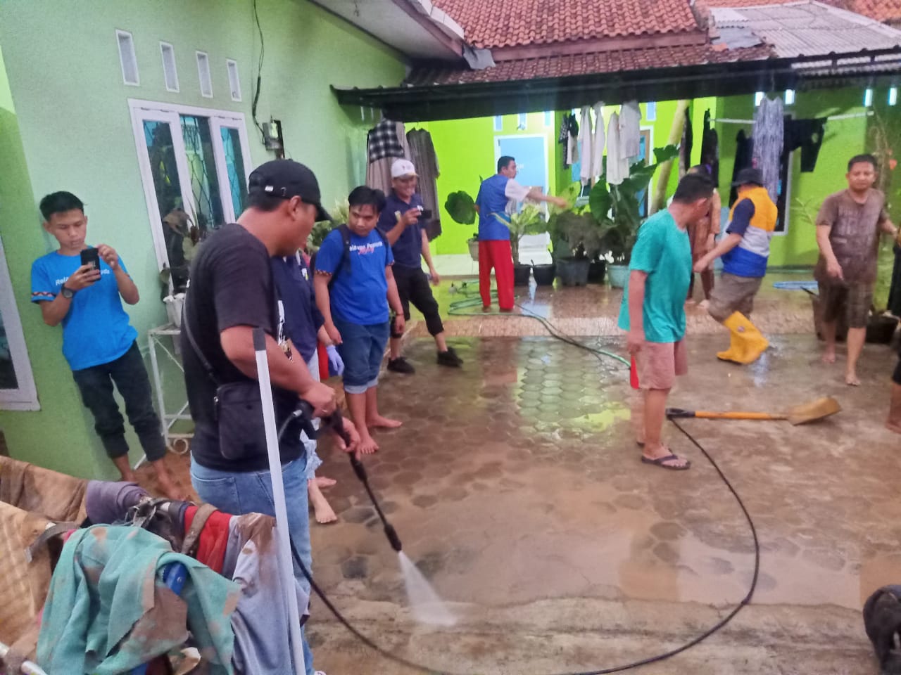 KNPI Lampung dan RPL Bantu Bersihkan Rumah Warga Korban Banjir
