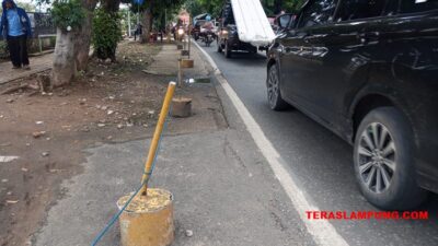 Pemasangan Besi Pembatas Jalan di Depan RS Handayani-Lampung Utara Berpotensi Ganggu Arus Lalu Lintas