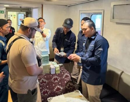 Layanan Kas Keliling BI di Kapal Penyeberangan Disambut Antusias