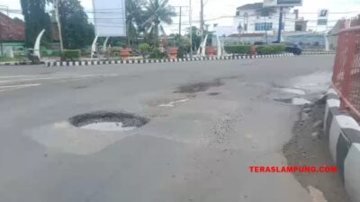 Membahayakan, Lubang di Bundaran Tugu Payan Mas Lampung Utara Diminta Diperbaiki