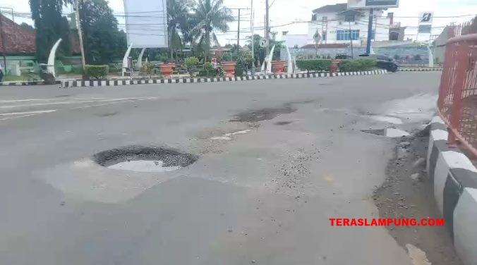 Membahayakan, Lubang di Bundaran Tugu Payan Mas Lampung Utara Diminta Diperbaiki
