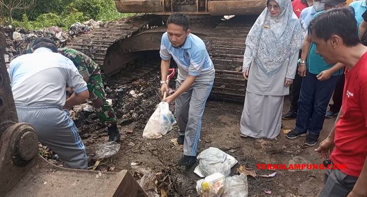 Gunungan Sampah di Jl KS Tubun Lampura akhirnya Dibersihkan