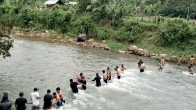 Diduga Imbas Pemilu, Pemilik Kolam Ini Harus Panen Ikan dengan Seberangi Sungai