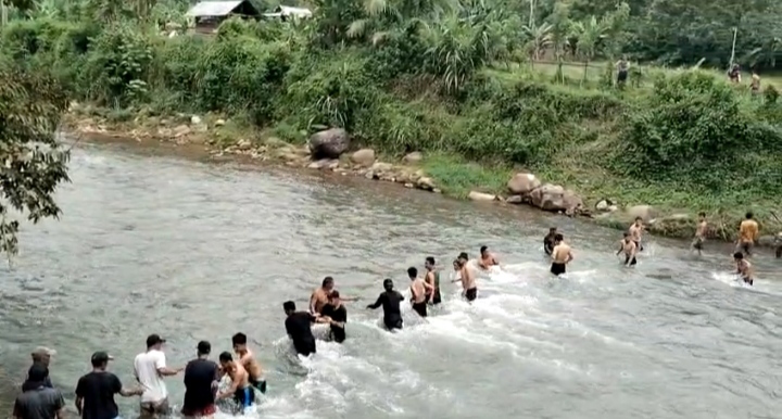 Diduga Imbas Pemilu, Pemilik Kolam Ini Harus Panen Ikan dengan Seberangi Sungai