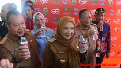 Walikota Eva Dwiana Luncurkan Produk Air Mineral dalam Kemasan Milik Perumda Way Rilau