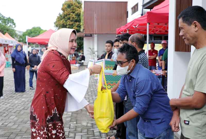 DWP Biro Adpim Pemprov Lampung Bagikan Takjil Gratis