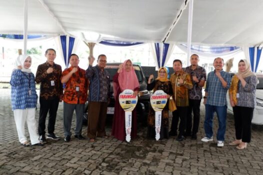 Dirut Bank Lampung Serahkan 2 Mobil Hadiah Grand Prize Undian Lokal Bank Lampung 2024