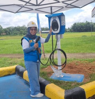 Srikandi PLN Rela Tak Pulang Agar Lebaran Tetap Terang