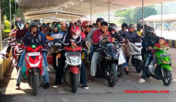 Arus Balik, Pemudik dengan Sepeda Motor Mulai Padati Pelabuhan Bakauheni