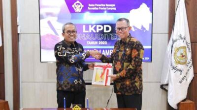 Sekdaprov Fahrizal Serahkan LKPD Tahun 2023 kepada Kepala BPK Perwakilan Lampung