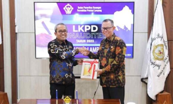 Sekdaprov Fahrizal Serahkan LKPD Tahun 2023 kepada Kepala BPK Perwakilan Lampung