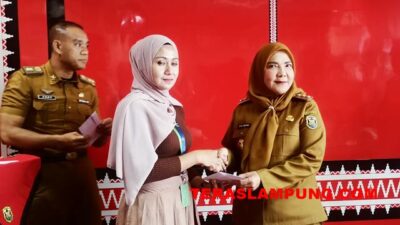 Walikota Eva Dwiana Serahkan Bantuan Korban Kebakaran Pengobatan Rp490-an Juta