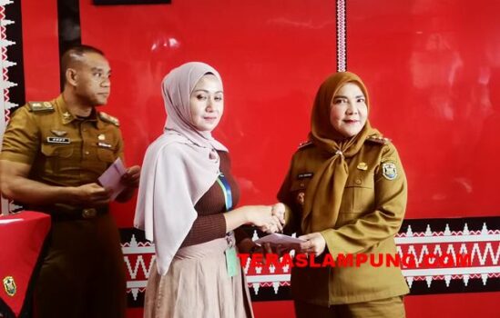 Walikota Eva Dwiana Serahkan Bantuan Korban Kebakaran Pengobatan Rp490-an Juta