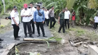 Bupati Nanang Ermanto Tinjau Jembatan Rusak di Desa Sumber Nadi