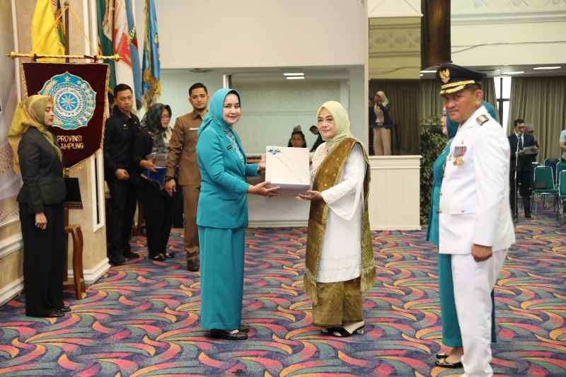 Riana Sari Lantik Liana Aswarodi sebagai Pj Ketua TP PKK dan Dekranasda Lampura