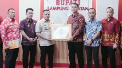 Bupati Nanang Ermanto Serahkan Penghargaan kepada BPN Lamsel