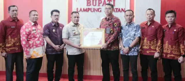 Bupati Nanang Ermanto Serahkan Penghargaan kepada BPN Lamsel