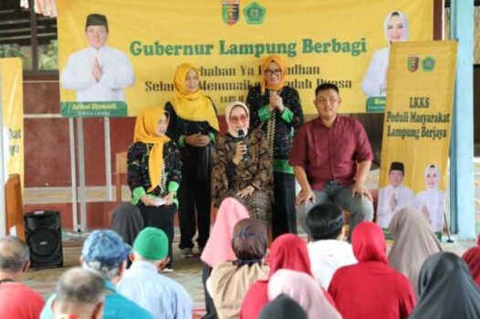 Ketua LKKS Lampung Bajikan Takjil di SLB Bina Insani