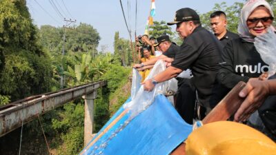Gubernur Arinal Tebar Benih Ikan Nila dan Lele di Way Sesah Lampung Utara