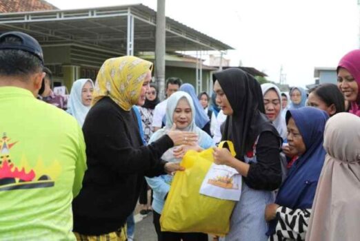 Riana Sari Berikan Bantuan Sembako Program Siger kepada Warga Terdampak Banjir