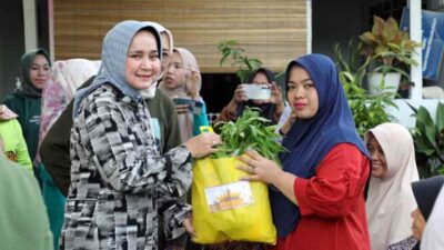 Bekerja Sama dengan DWP OPD Pemprov Lampung, Ibu Riana Sari Berikan Bantuan Program Siger kepada Warga
