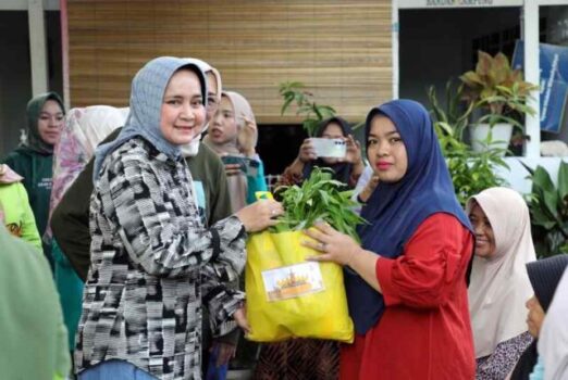 Bekerja Sama dengan DWP OPD Pemprov Lampung, Ibu Riana Sari Berikan Bantuan Program Siger kepada Warga