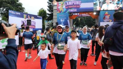 Gubernur Arinal dan Ibu Riana Bersama Ribuan Peserta Ramaikan Lampung Half Marathon 2024