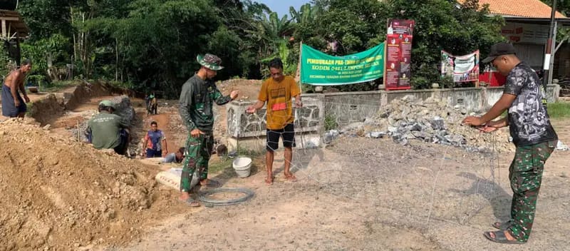 Jelang Penutupan TMMD ke-120, Satgas Kodim 0421/LS Bersama Warga Kebut Pemasangan Bronjong Sepanjang 500 Meter