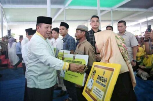 Gubernur Arinal Bersama Ribuan Masyarakat Hadiri Pengajian Akbar di Lapangan Adi Jaya