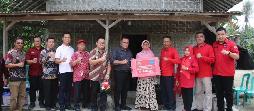 Bupati Lampung Selatan Serahkan Bantuan Bedah Rumah kepada Warga Kecamatan Kalianda