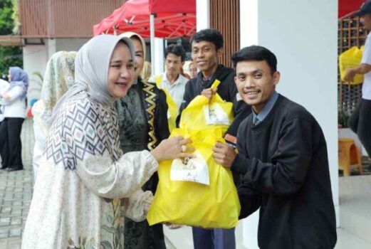 Riana Sari bersama DWP BPSDM dan Disperkim Cipta Karya Gelar Gerakan Beli dan Bagi