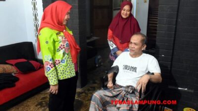 Walikota Eva Dwiana Serahkan Bantuan Kursi Roda kepada Warga Kedamaian