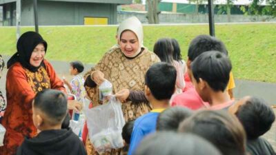 Riana Sari Bersama DWP Sekretariat DPRD dan Biro Perekonomian Gelar Gerakan Beli dan Bagi