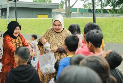 Riana Sari Bersama DWP Sekretariat DPRD dan Biro Perekonomian Gelar Gerakan Beli dan Bagi