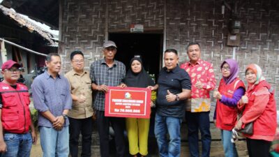 Nanang Ermanto Serahkan Bantuan 7 Unit Bedah Rumah di Kalianda
