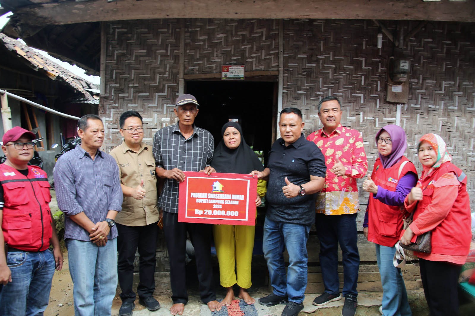 Nanang Ermanto Serahkan Bantuan 7 Unit Bedah Rumah di Kalianda