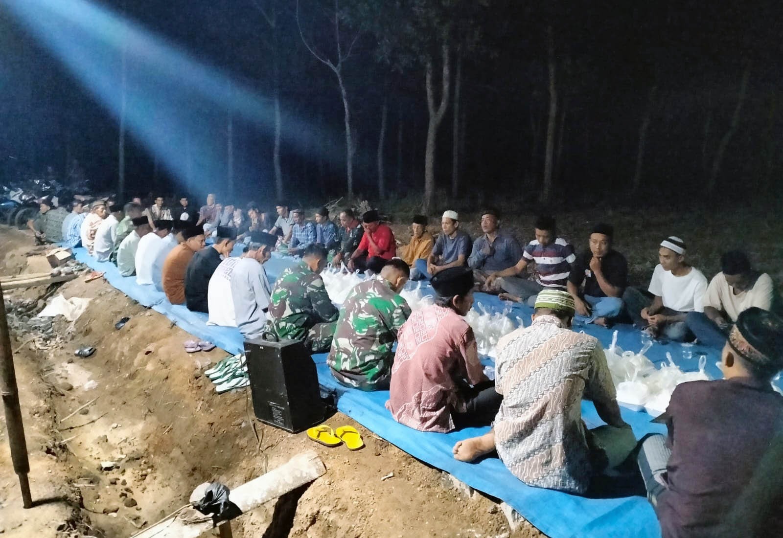 Wujud Syukur, Satgas TMMD ke-120 Kodim 0421/LS dan Warga Gelar Syukuran di Pembangunan Jalan Onderlagh