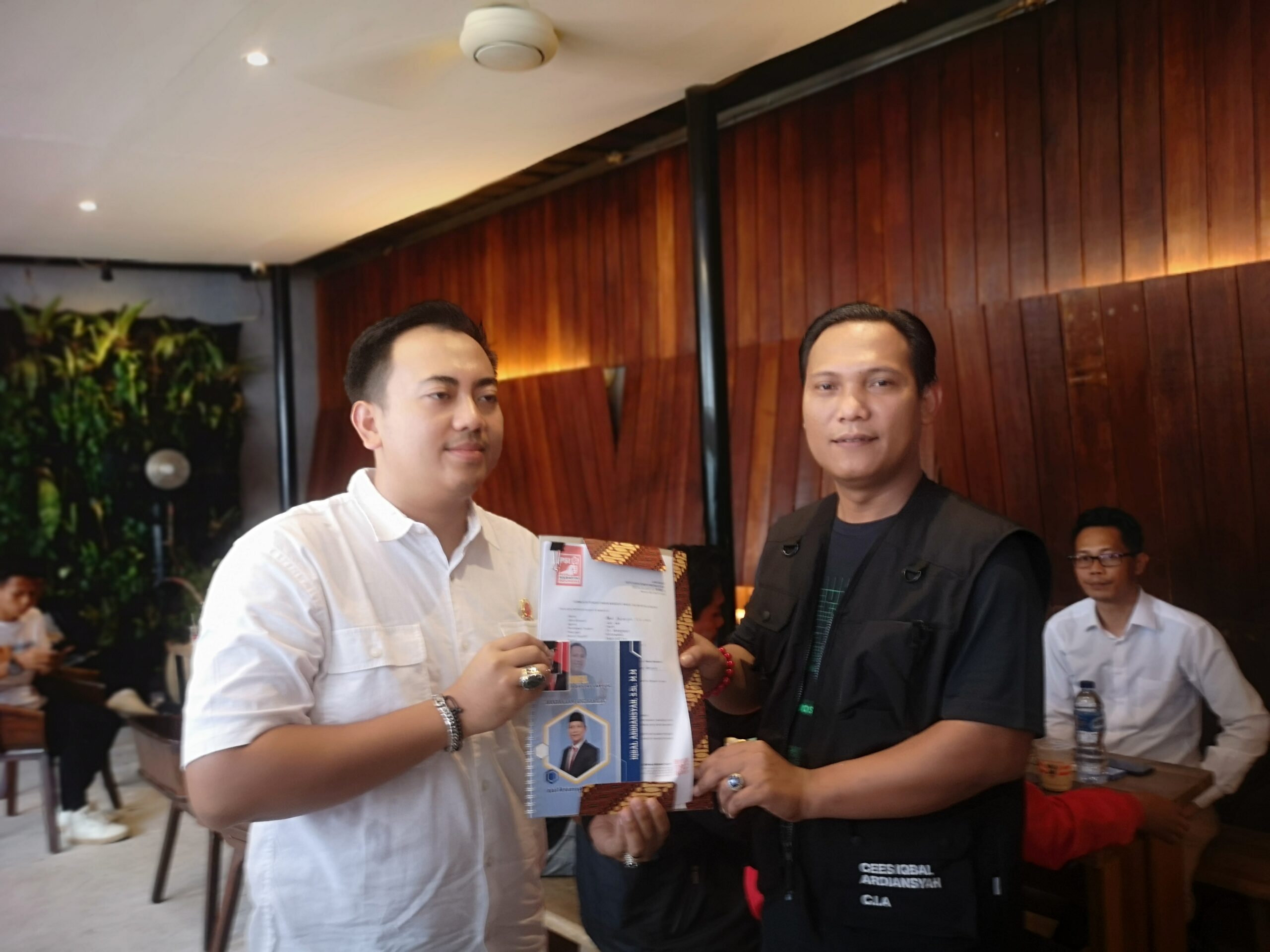 Pikada Bandarlampung, Iqbal Ardiansyah Serahkan Berkas Bakal Calon Walikota ke PSI