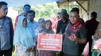 Bupati Lampung Selatan Kembali Serahkan Bantuan Bedah Rumah di Kecamatan Natar