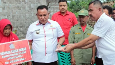 Program Geserbu, Warga Sumur Kumbang Lamsel Dapat Bantuan Bedah Rumah