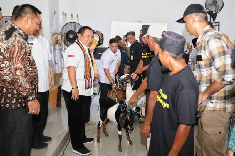 Gubernur Arinal Serahkan Bantuan untuk Desa Baznas Sektor Peternakan di Tuba