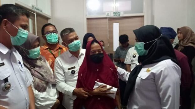 Walikota Eva Dwiana Serahkan Bantuan kepada Panitia Kurban yang Disenggol Sapi dan Dirawat di Rumah Sakit