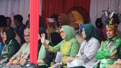 Ketua Dekranasda Lampung Hadiri Kirab Budaya dan Parade Mobil Hias di Solo