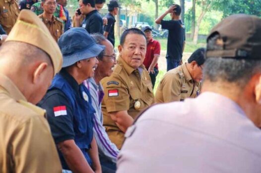 Gubernur Arinal Djunaidi Tebar Benih Ikan di Dam Raman Metro