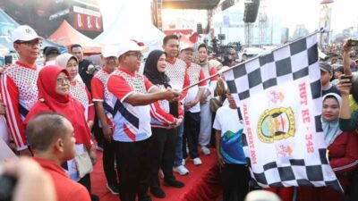 HUT ke-342 Kota Bandarlampung, Pj. Gubernur Samsudin bersama Walikota Eva Dwiana Lepas Peserta Jalan Sehat