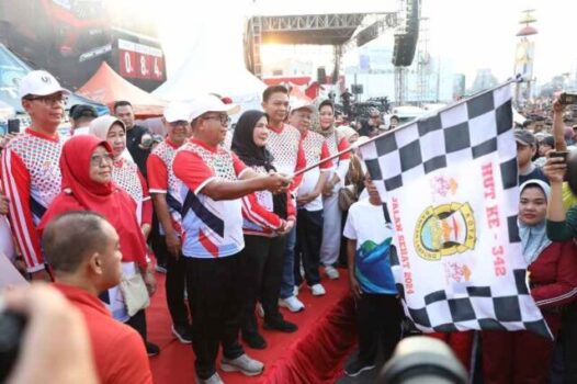 HUT ke-342 Kota Bandarlampung, Pj. Gubernur Samsudin bersama Walikota Eva Dwiana Lepas Peserta Jalan Sehat