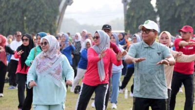 Hari Pertama Berdinas, Pj. Gubernur Samsudin dan Ibu Maidawati Senam Bersama Pegawai Pemprov