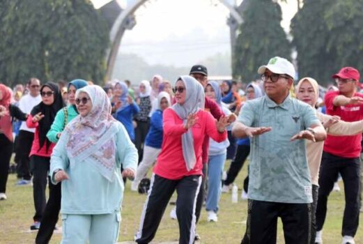 Hari Pertama Berdinas, Pj. Gubernur Samsudin dan Ibu Maidawati Senam Bersama Pegawai Pemprov
