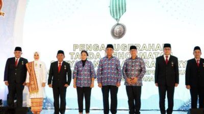 Nanang Ermanto dan Winarni Terima Tanda Kehormatan Satyalancana Wira Karya